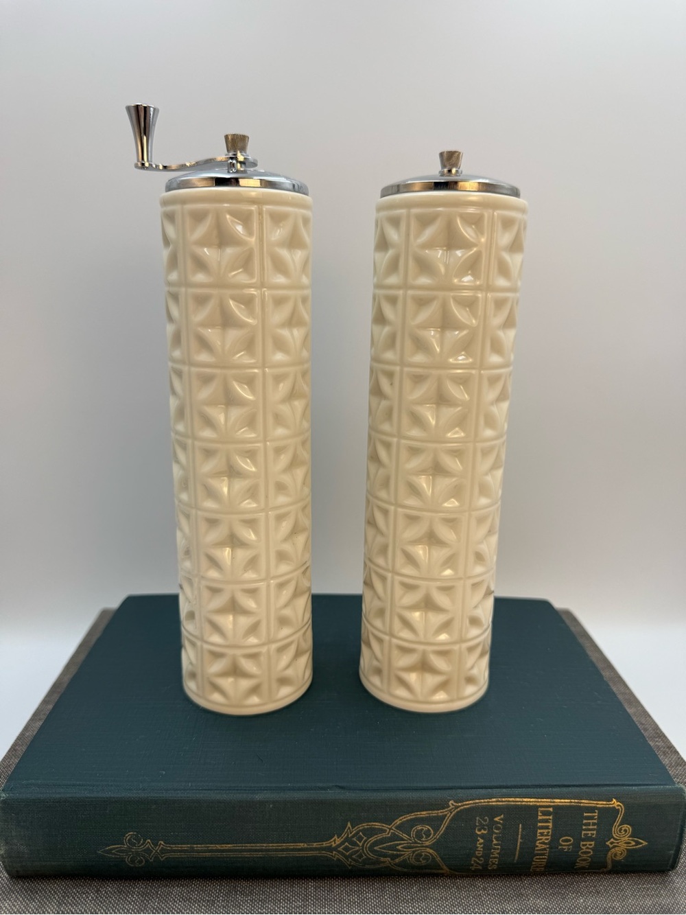 Lenox Mayfair Set of Porcelain Salt Shaker & Pepper Mill 8” Cream
